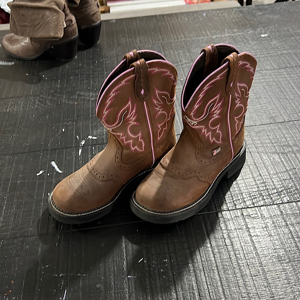Women’s Justin cowboy boots.  Never been worn!!